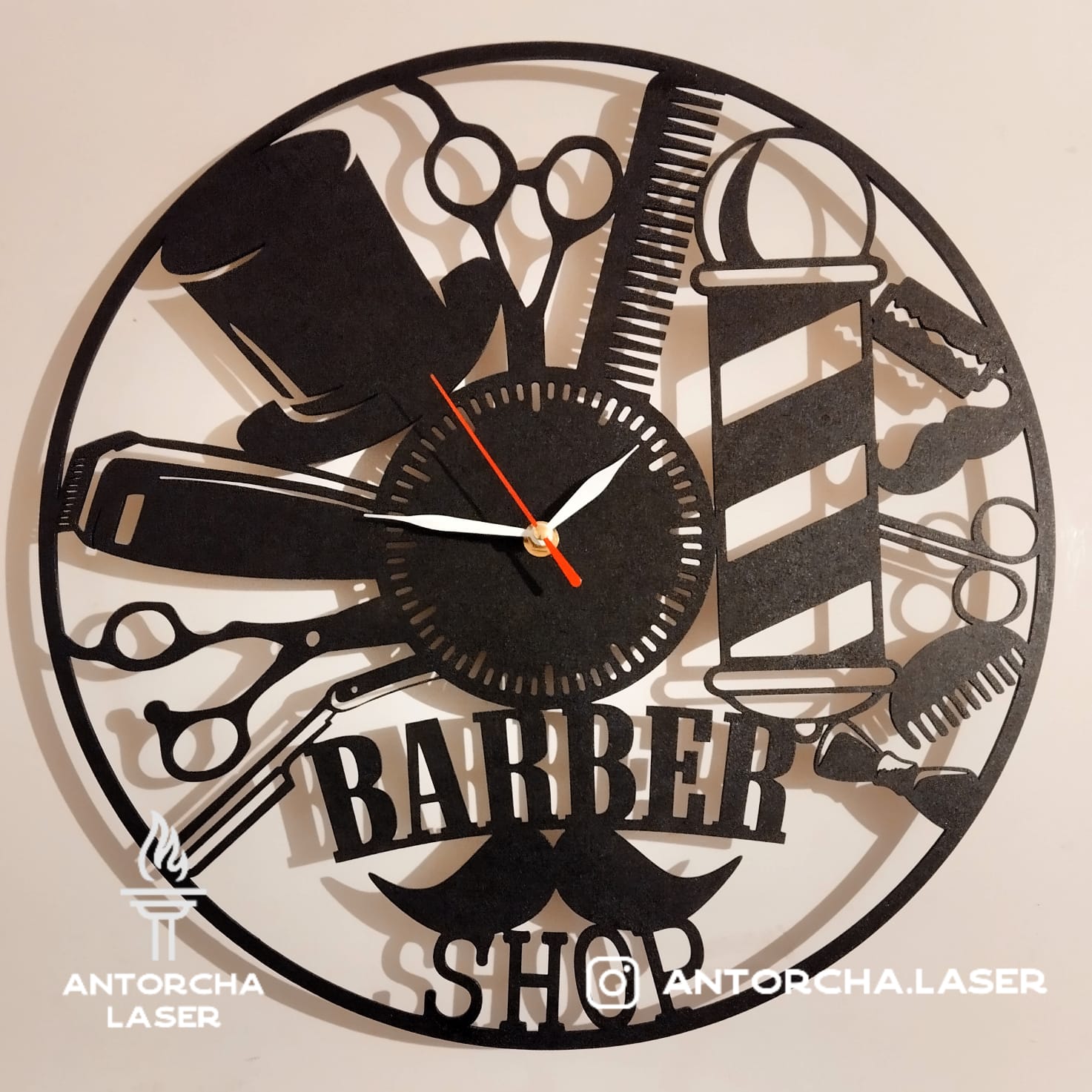 Reloj en mdf para barberías